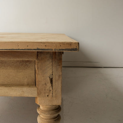 Grande Turned Leg Coffee Table