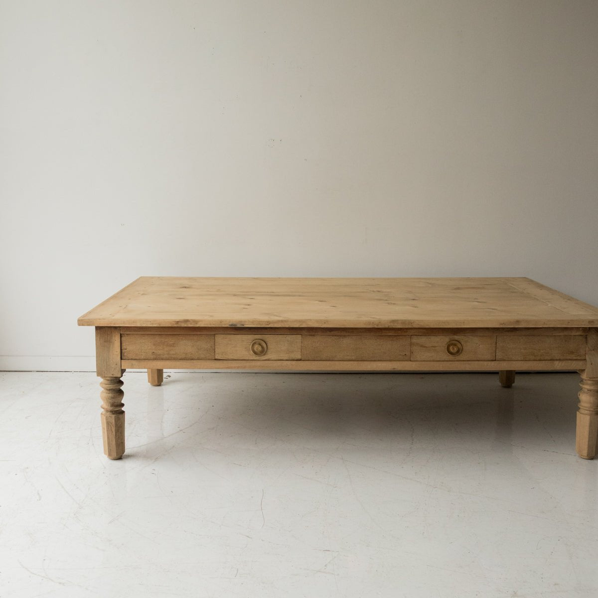 Grande Turned Leg Coffee Table