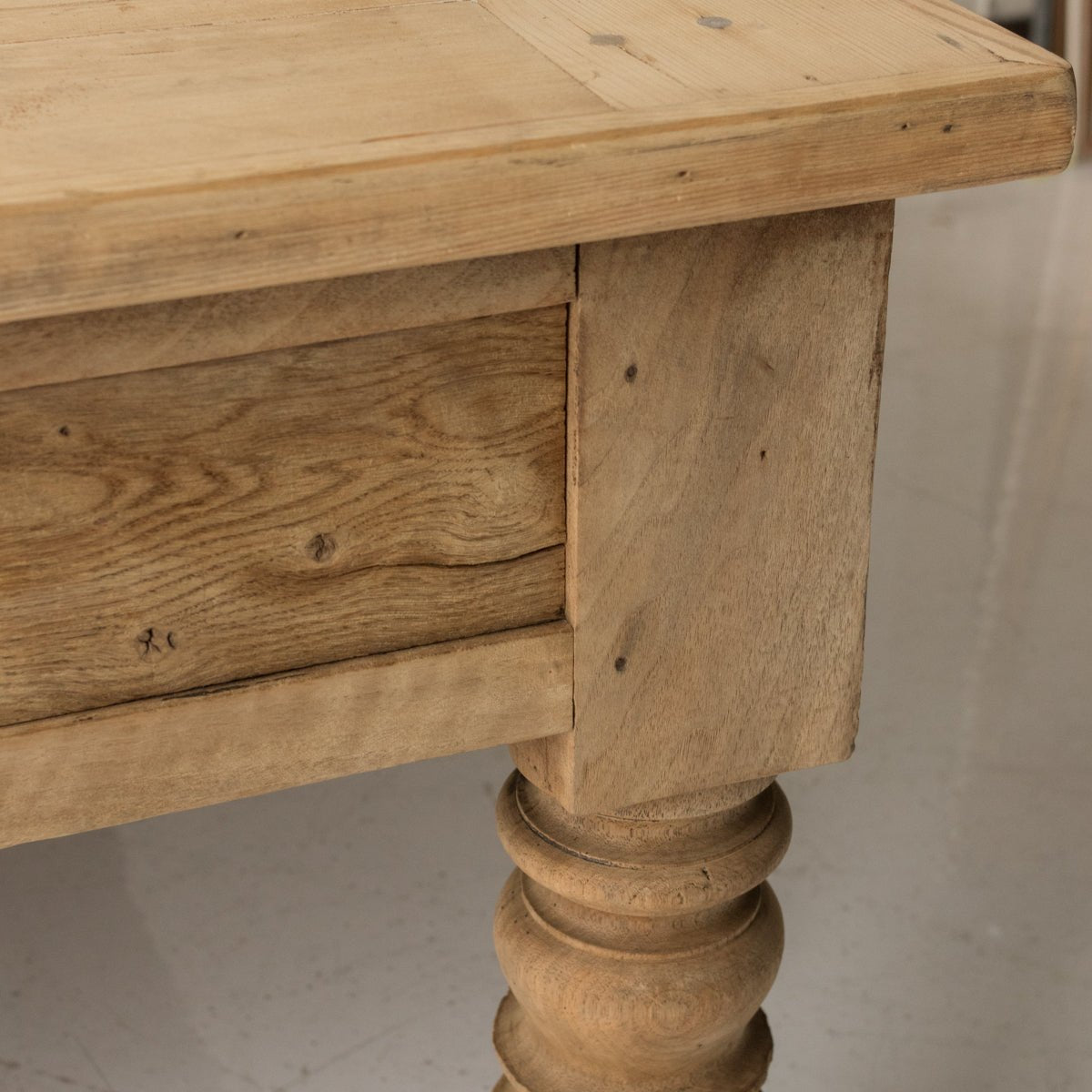 Grande Turned Leg Coffee Table