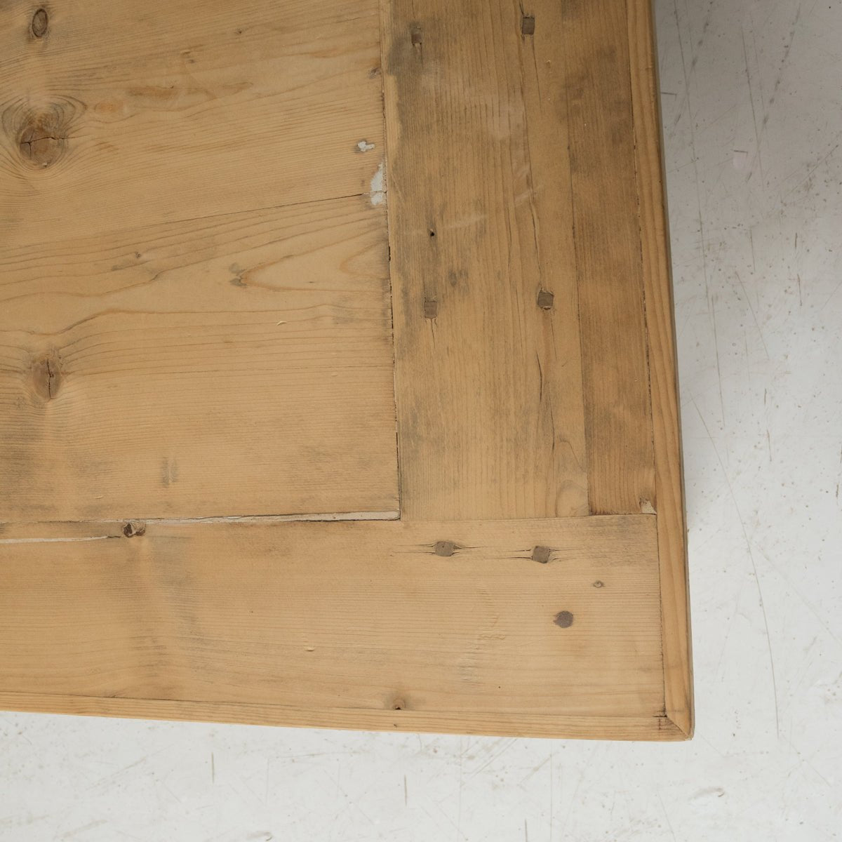 Grande Turned Leg Coffee Table