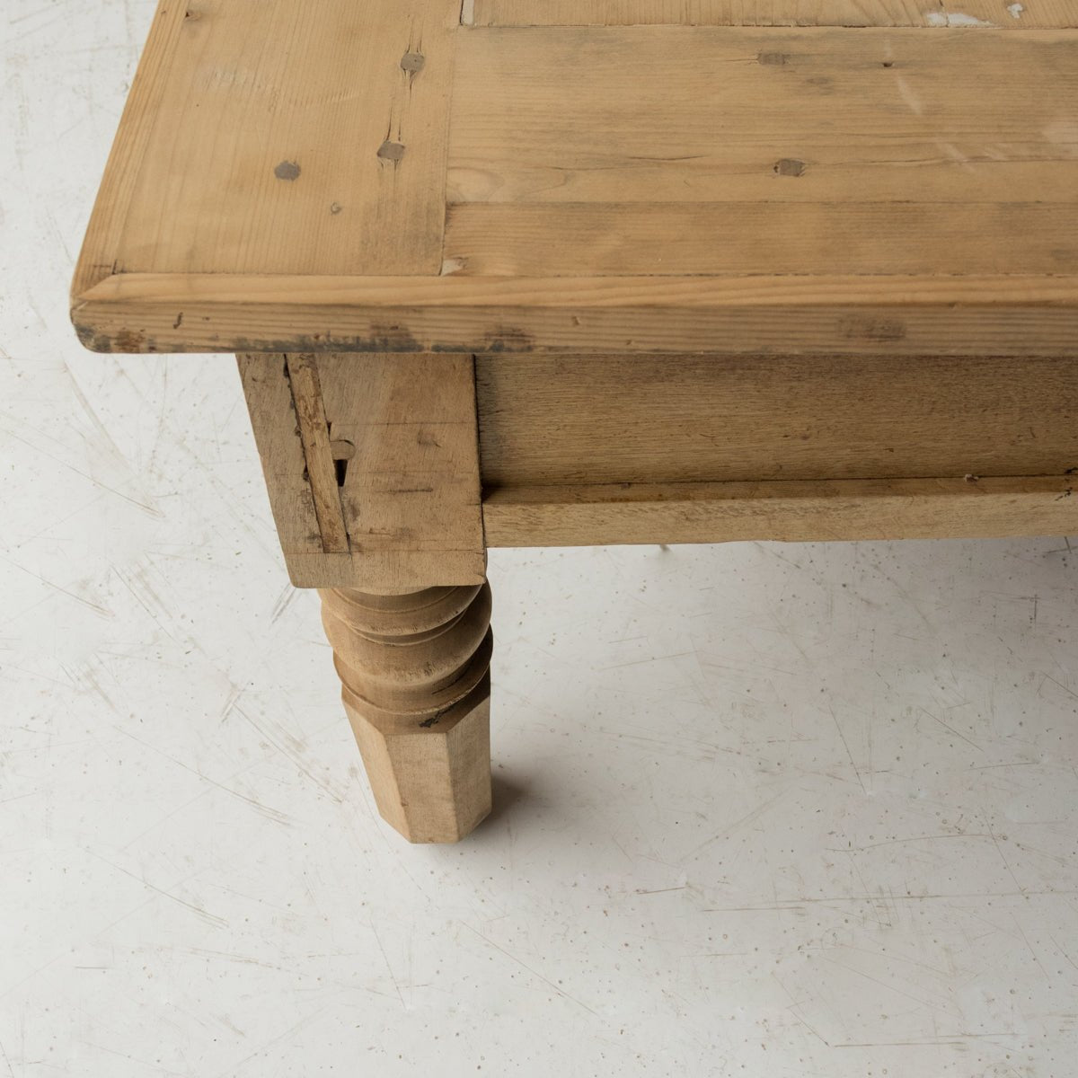 Grande Turned Leg Coffee Table