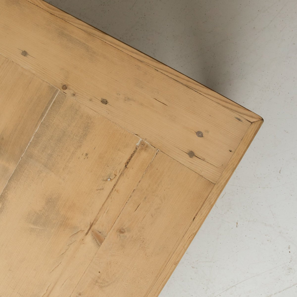 Grande Turned Leg Coffee Table